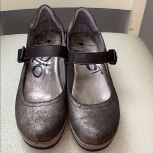 OTBT Aura Leather shoes. NWT. Size 8.5